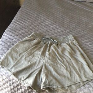 Lululemon green pull on shorts w/ pockets 8